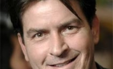 Gruaja e Charlie Sheen e etur të divorcohet