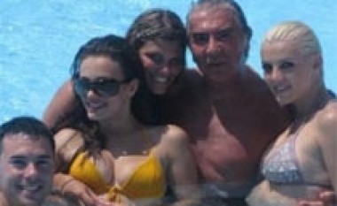 Zana dhe Matilda në pishinë me Roberto Cavallin