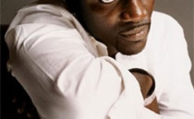 Akon prezantues në radio