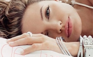 Jolie: Pitt më bëri të mbetem shtatzënë