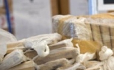 Kapen 149 drogë në makinën zyrtare greke