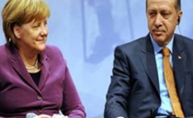 Merkel skeptike për anëtarësim të shpejtë të Turqisë në BE