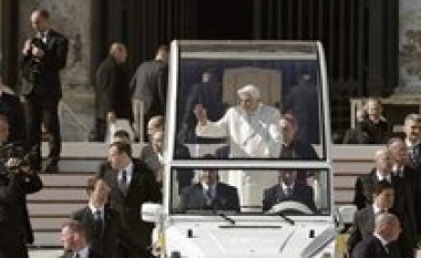 Papa Benedicti XVI tubon mijëra njerëz