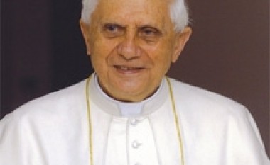 Papa Benedicti XVI dorëzon sot detyrat e Papatit