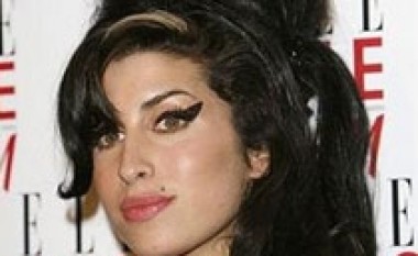 Winehouse zihet në aeroplan