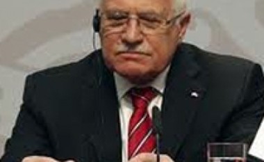 Presidenti i Çekisë akuzohet për tradhti kombëtare