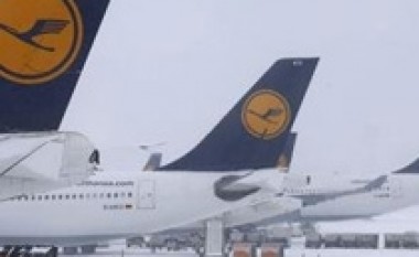 Evropë, reshjet e borës paralizojnë transportin