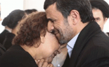 Vazhdojnë kritikat për përqafimin e Ahmadinejadit me nënën e Chavezit
