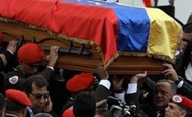 Chavez përcillet në banesën e fundit