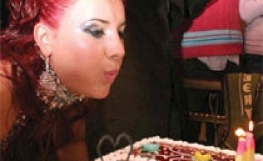 Mosha e përsosur për t’i treguar të brendshmet: 20 vjeç