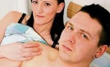 Dëbohen nga banesa pse bënin seks të zhurmshëm