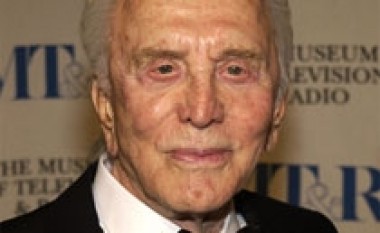 Kirk Douglas thyen këmbën
