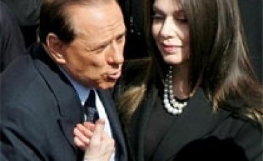 Berlusconi i hidhëruar në gruan e tij
