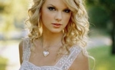 Taylor Swift djeg fotot e ish-të dashurve