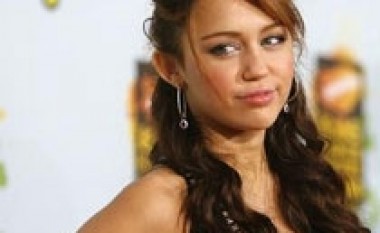 I dashuri i Miley Cyrus dëshiron të jetë qen