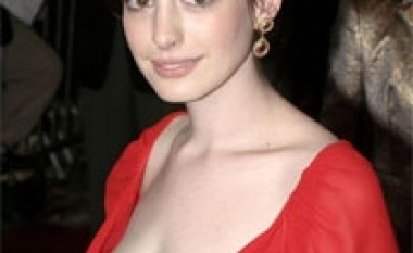 Hathaway mëson të luajë në kitarë