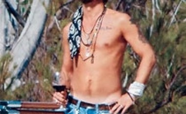 Depp pëlqen të ushqejë peshkaqenët