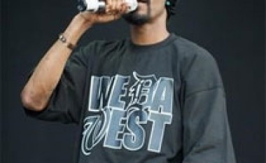 Snoop Dogg ndihmon të rinjtë
