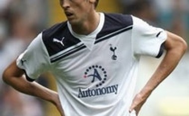 Tottenhami nxjerr në shitje Crouch-in