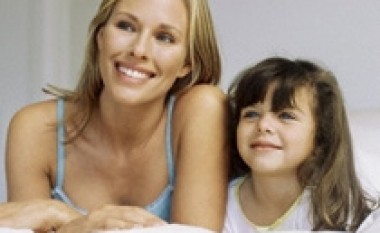 Fëmijët e nënave që punojnë janë më të lumtur