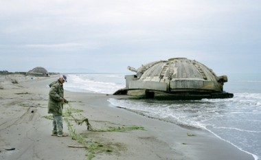 Një fotograf dokumenton në një libër historinë e bunkerëve të Shqipërisë