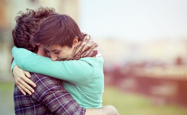 A e dinit që përqafimi për më shumë se 20 sekonda rrit lumturinë?