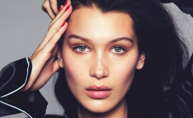 Bella Hadid me fustane gjysmë-lakuriqe në “Paris Fashion Week” (Foto)