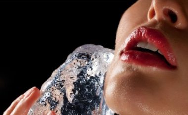 Lojëra të akullta – seksi: Ja si të flladiteni gjatë netëve të nxehta