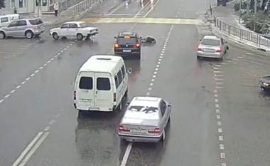 Pas përplasjes – shoferi bie në asfalt, vetura vozitet vet dhe parkohet në mënyrë të përkryer (Video)