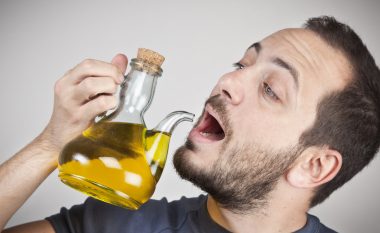 Arsyet pse duhet të konsumoni një lugë vaj ulliri çdo mëngjes