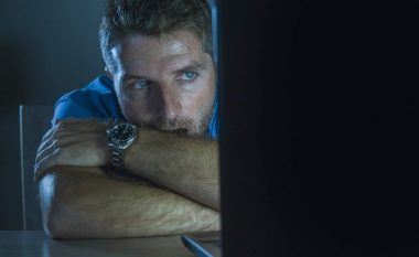 Meshkujt që shikojnë filma pornografikë, janë më pak të kënaqur me lidhjet e tyre
