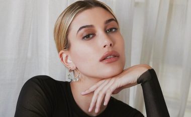 Hailey Bieber kombinon një fustan të bukur me printe lulesh me atlete të thjeshta