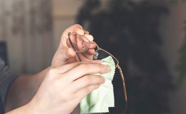 Truk i pabesueshëm me një artikull: Lustroni xhamat e gërvishtur të syzeve