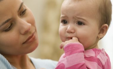 Shenjat e pazakonshme të cilat ju sugjerojnë ta dërgoni beben te doktori