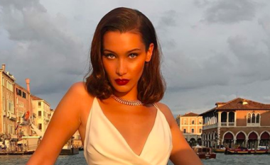 Modelja me stil të veçantë: Çdo herë që e shfaqë këmbën në fustane, Bella Hadid i çmend të gjithë (Foto)