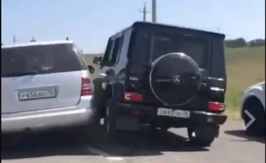 Ishin bllokuar në trafik, të rinjtë rusë “zgjedhin” problemin në një mënyrë të pazakontë (Video)