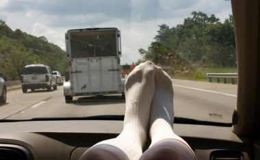 Rreziku i lartë nga vendosja e këmbëve në pjesën e përparme të veturës (Video)