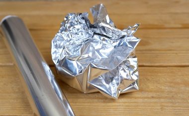 Cilën anë të folies së aluminit është mirë ta përdorni: Në njërën anë është mat, ndërkaq në të dytën shkëlqen
