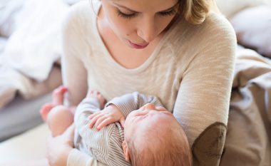Kujdesi për sytë e bebes: Çfarë të bëhet kur është i mbyllur kanali i lotëve