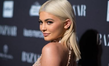 Kylie Jenner me stil të ri flokësh, gjersa fillon festimin e ditëlindjes së 23-të