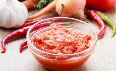 Receta për ajvar djegës: Lyerje shumë e shijshme pikante të cilën të gjithë e adhurojnë!