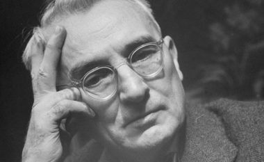 Dale Carnegie me thënie motivuese që ju nxisin ta shijoni jetën në maksimum