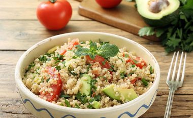 Sallatë me quinoa dhe perime