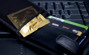 Një gabim i vogël, pasoja të mëdha: Prezervativi nuk është për në kuletë ose xhep!