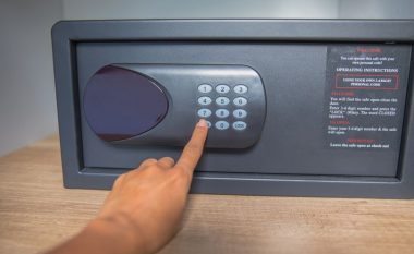 Kasaforta e hotelit nuk është aq e sigurt sa mendoni, mund të hapet me një kod sekret (Video)