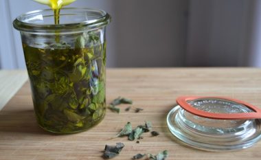 Çdo shtëpi duhet ta ketë: Antibiotiku më i fuqishëm natyral i cili shkatërron 30 baktere
