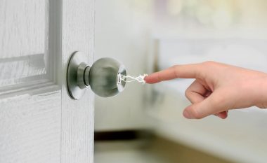 Përse dimrit ju godet elektriciteti kur prekni diçka