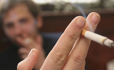Meshkujt tymosin për t’u dukur ‘cool’, megjithatë shumicës së femrave nuk iu duken seksi duhanpirësit