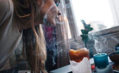 Aroma e tymit në rroba dhe në lokale: Këto janë mënyrat e thjeshta me të cilat do ta eliminoni!