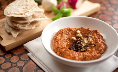 Muhammara: Lyerje arabe nga specat, më e shijshme dhe shumë më e shpejt sesa hajvari dhe pingjuri!